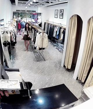 一名男子徘徊在服装店门口不停的偷窥女店主。
这让女店主感到很不安！
虽然这名男子