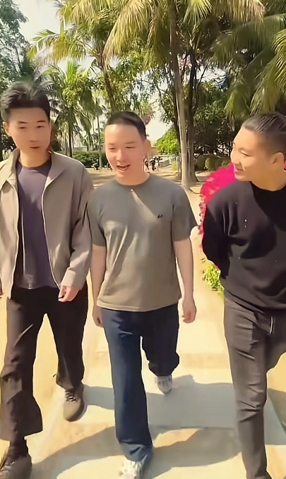 谢浩南的战友在直播的时候，不经意暴露了，谢浩南的真实信息。

大家一定很关心谢浩