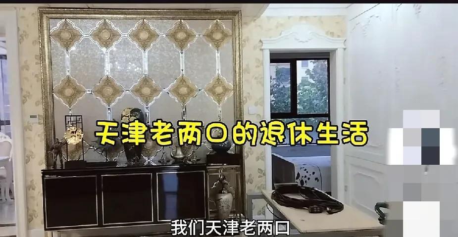 #万能生活指南#
天津老俩口，下雨天，还继续改装房车，风雨无阻心气足！七十岁的年