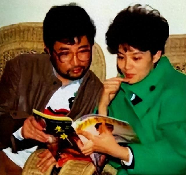 他其貌不扬，却让两位顶级美女为他倾心——影后潘虹、央视名嘴王小丫，都曾为他着迷。