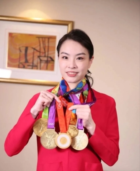 2012年，郭晶晶和霍启刚大婚，师妹吴敏霞做伴娘，小叔子霍启山做伴郎，郭晶晶有意
