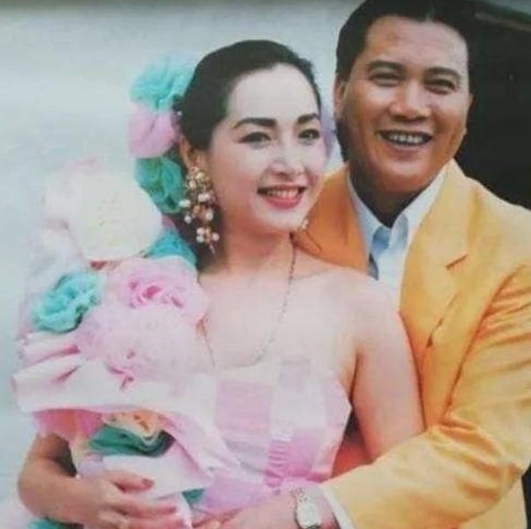 1984年，26岁的“苗翠花”恬妞满心期待地嫁给了印尼富豪叶聪豪。结果婚礼当晚，