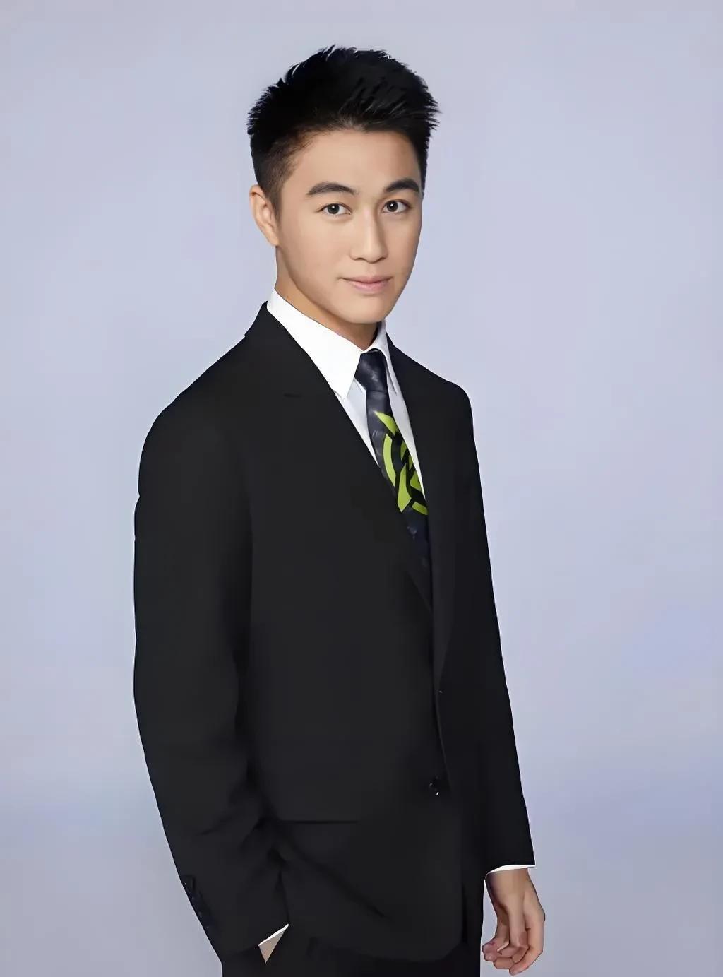 何猷君的儿子说，爸爸30岁，妈妈36岁，等再过几年，爸爸就跟妈妈一样高啦。在小孩