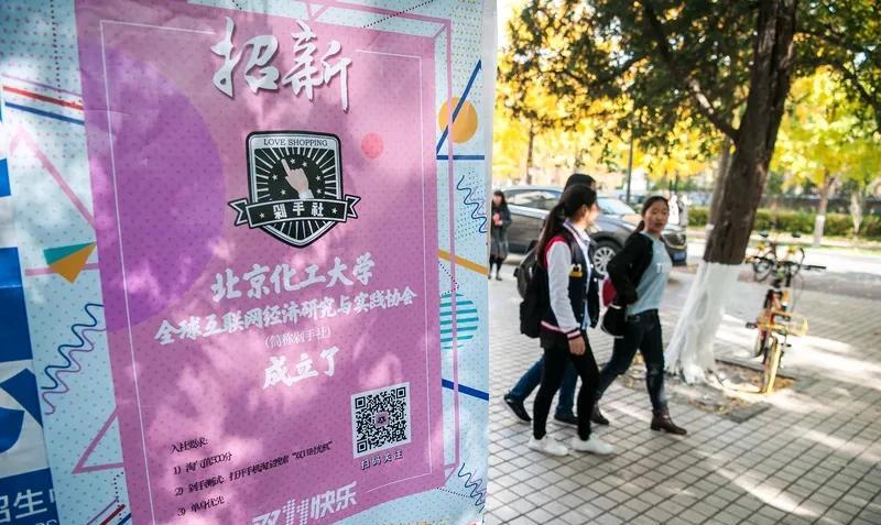 录取通知书交给爸爸拆的女孩找到了 那个把录取通知书交给爸爸拆的女孩被找到了。最近