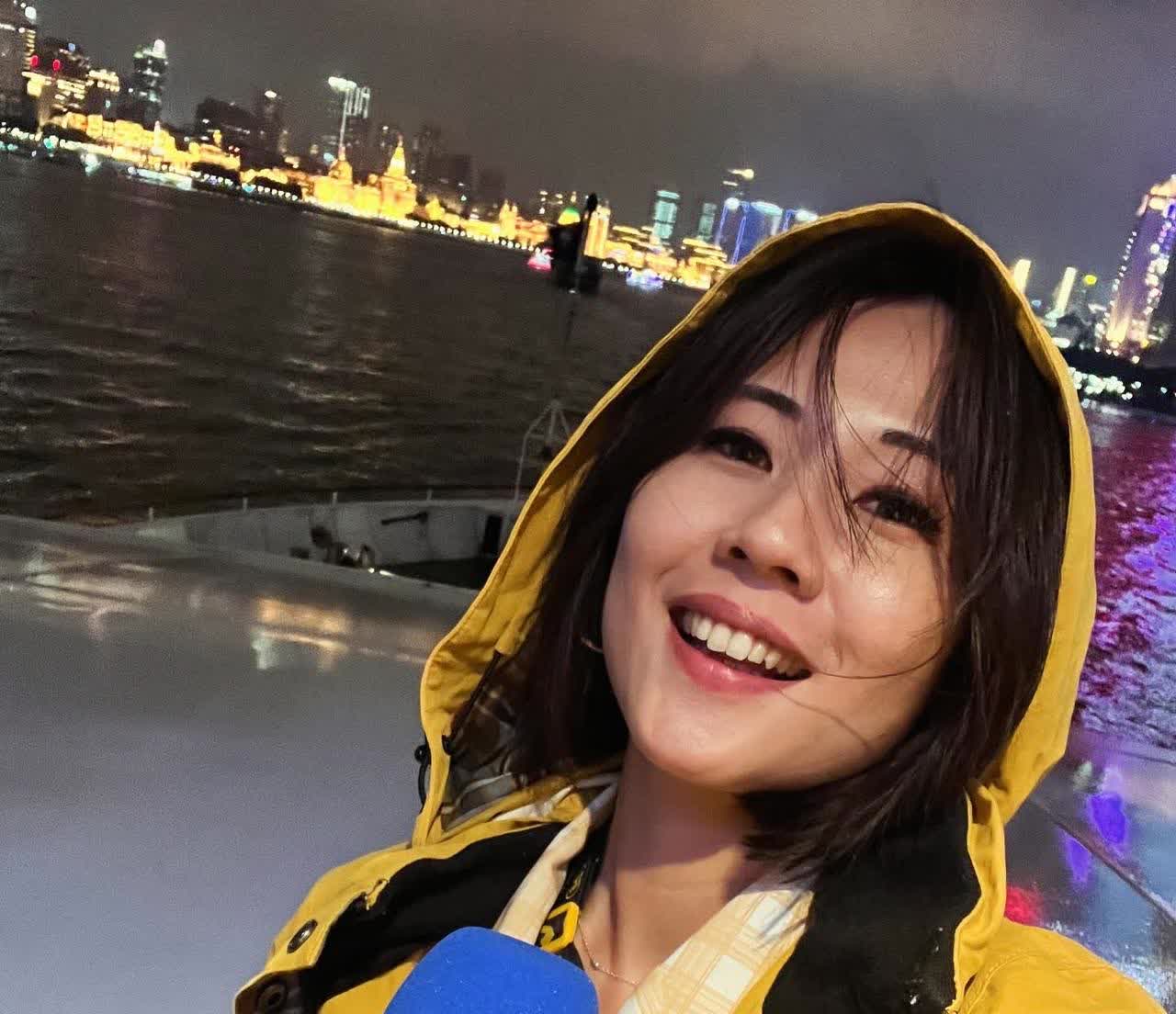 中天小姐姐何橞瑢，游上海在黄浦江时所拍的照片。这一趟下来，她应该是比较幸苦的，但
