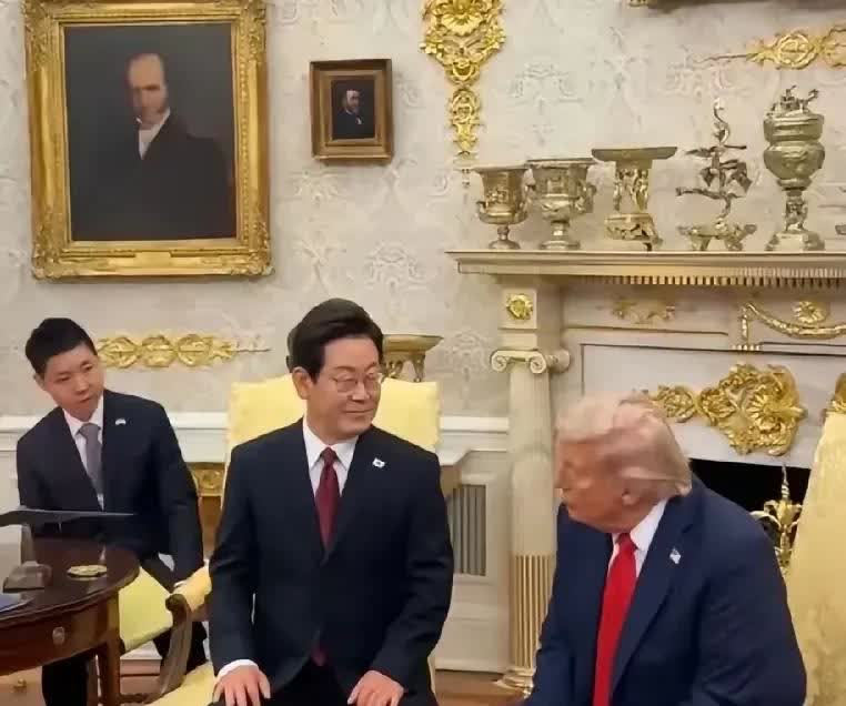 李在明啊李在明，
你真是蠢到家了，
中国让你来当个人，
你非去美国当条狗。