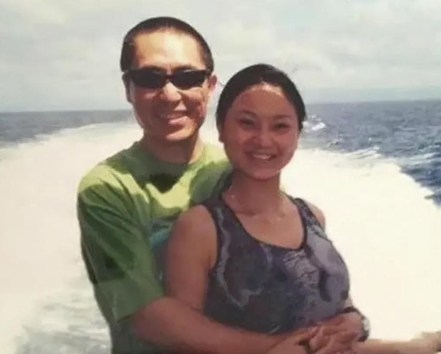 张艺谋和巩俐合影，张艺谋和陈婷合影，生理性喜欢显而易见


张艺谋和巩俐、陈婷的