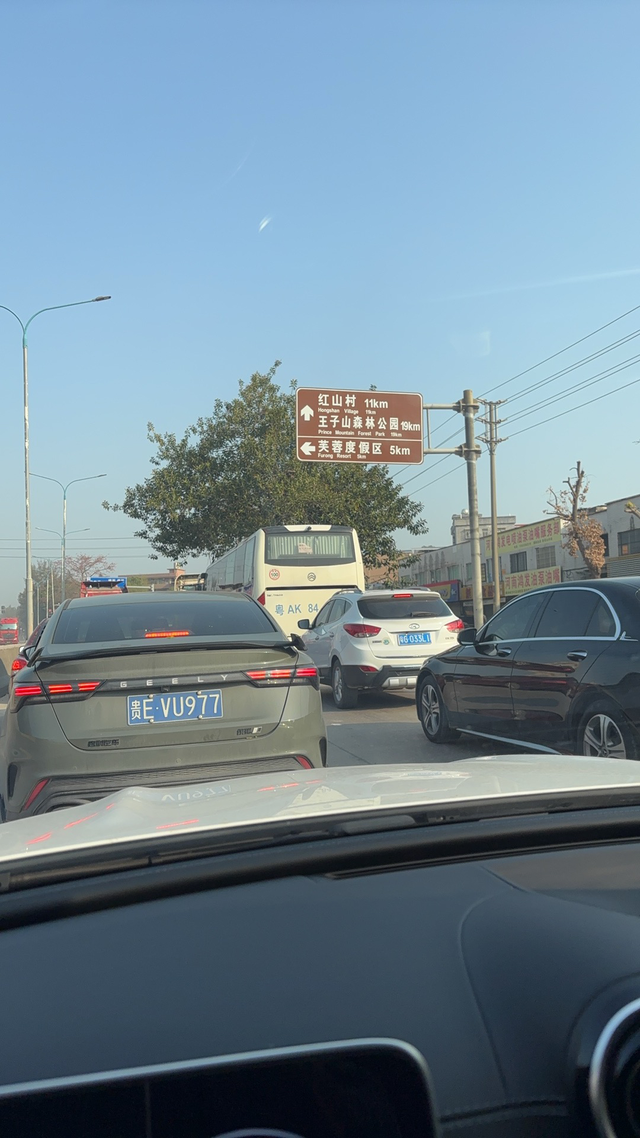 长期太阳底下晒车漆面氧化
未贴车衣，两年车漆氧化了，哑光了，不光亮，摸上去不光滑