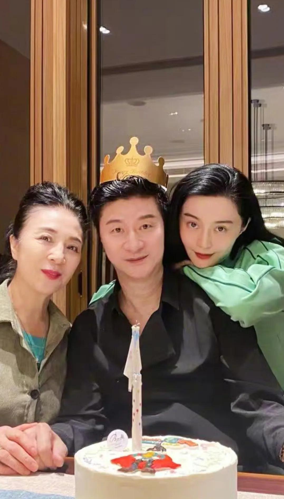 范丞丞的老爸这么年轻啊！和姐姐合影看来也像大哥似的，看来染发和保养这块的很不错的