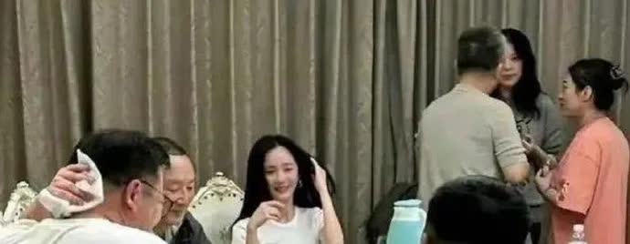明星私下饭局，居然都挺素颜的 ​