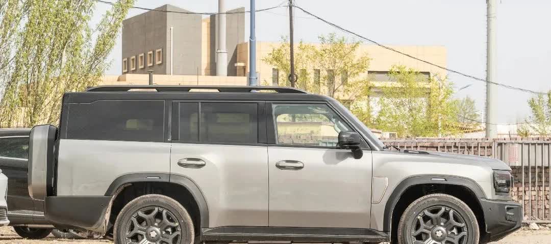 硬派方盒子造型的“捷途旅行者”出了加长版，车身长度加长至5034mm，看起来确实