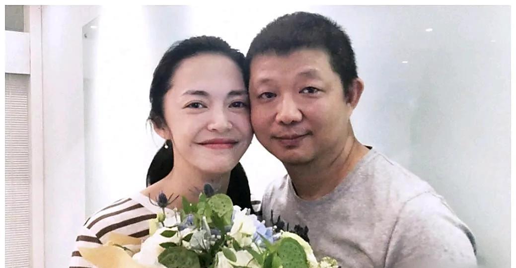 姚晨和老公曹郁合影！
夫妻俩越来越有夫妻相了！