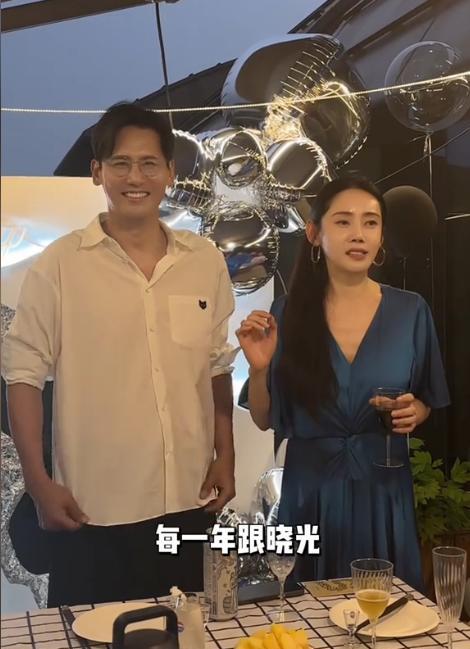 于晓光过生日，秋瓷炫忙里忙外把现场布置的像是求婚，夫妻俩现场互动十分恩爱，就是准