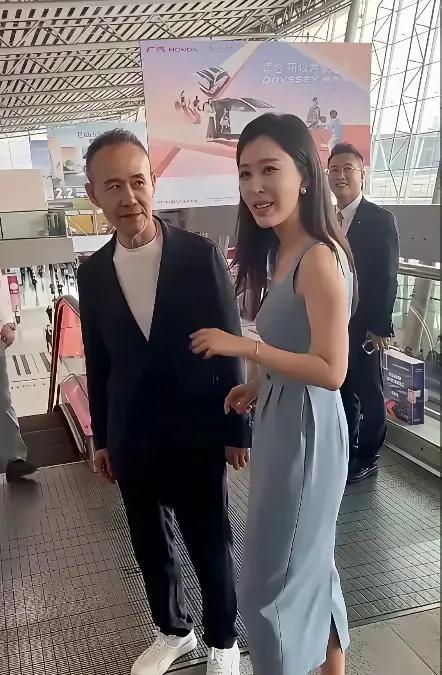 万科太艰难了，收入大幅减少，同比去年降幅50%之多，每亻月销焦额上不去，还要还债