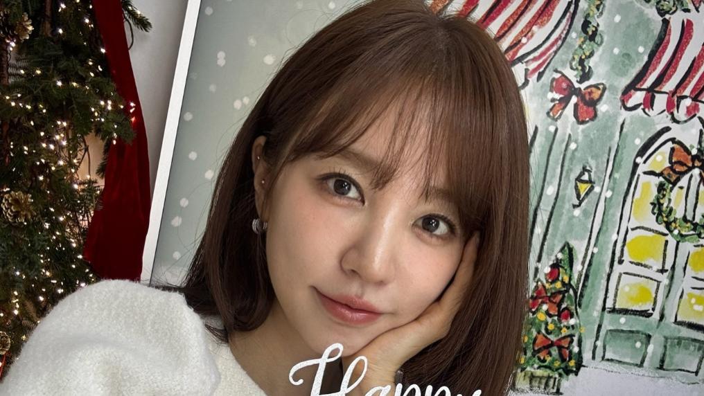 尹恩惠晒圣诞节自拍：与草莓蛋糕自拍很可爱，长发白裙很甜美！