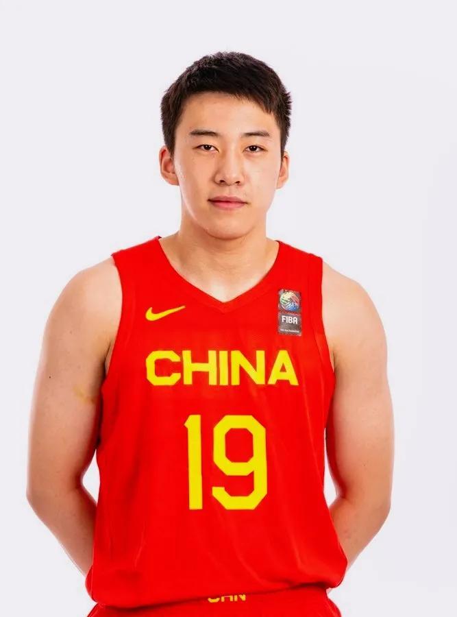 男篮苦寻8年的四号位答案竟是他？ 
昨晚热身赛，20岁旅美小将王俊杰让全场沸腾—