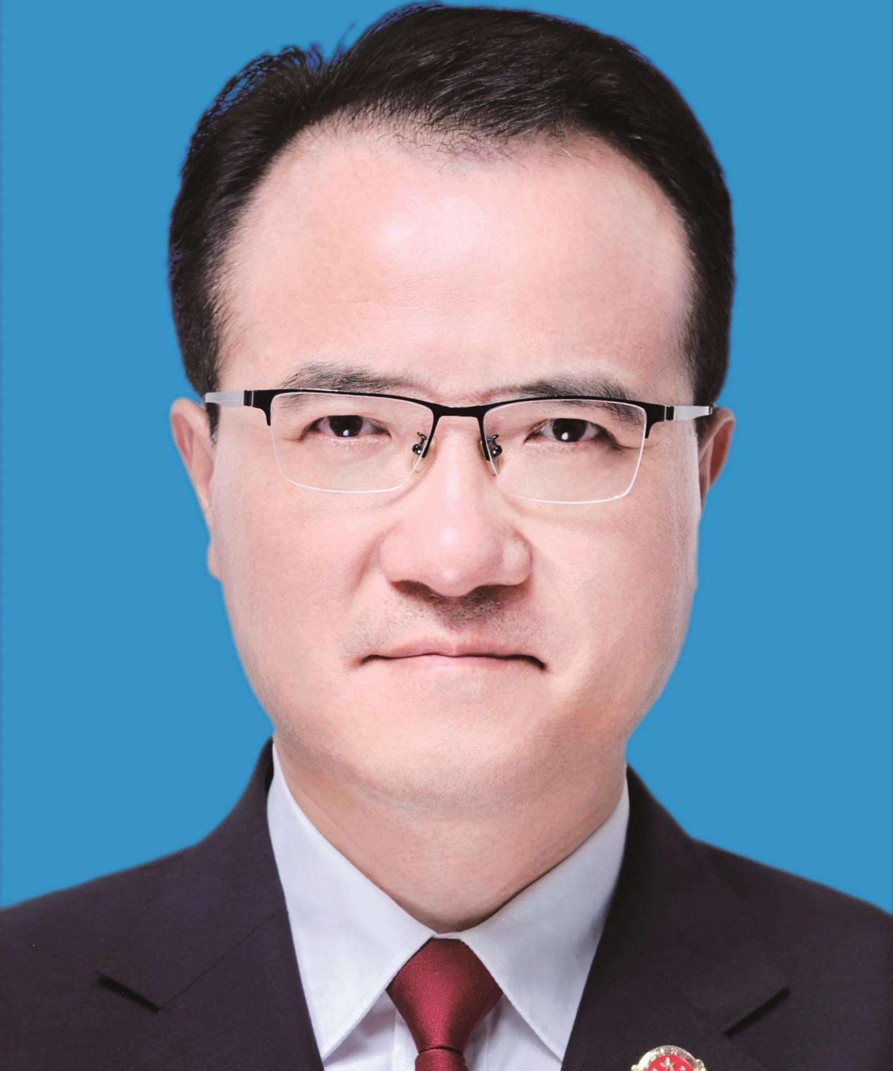 丁海涛，1969年年底生于江苏沭阳，17岁时即1987年参加高考考上大专，就读于