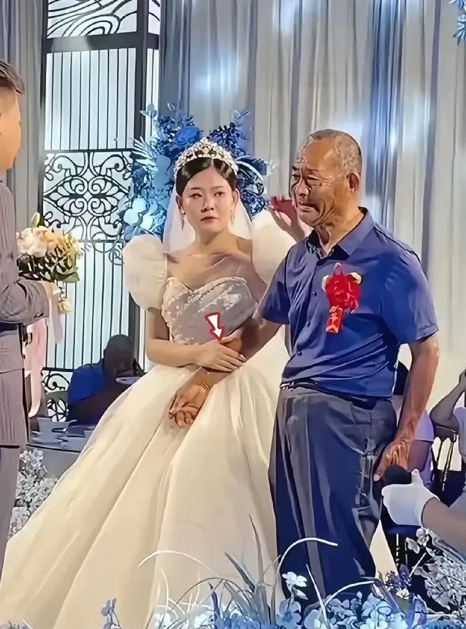山东，有一对情侣即将结婚，在结婚前，女子向男友家提出了一个要求，把从小跟自己相依