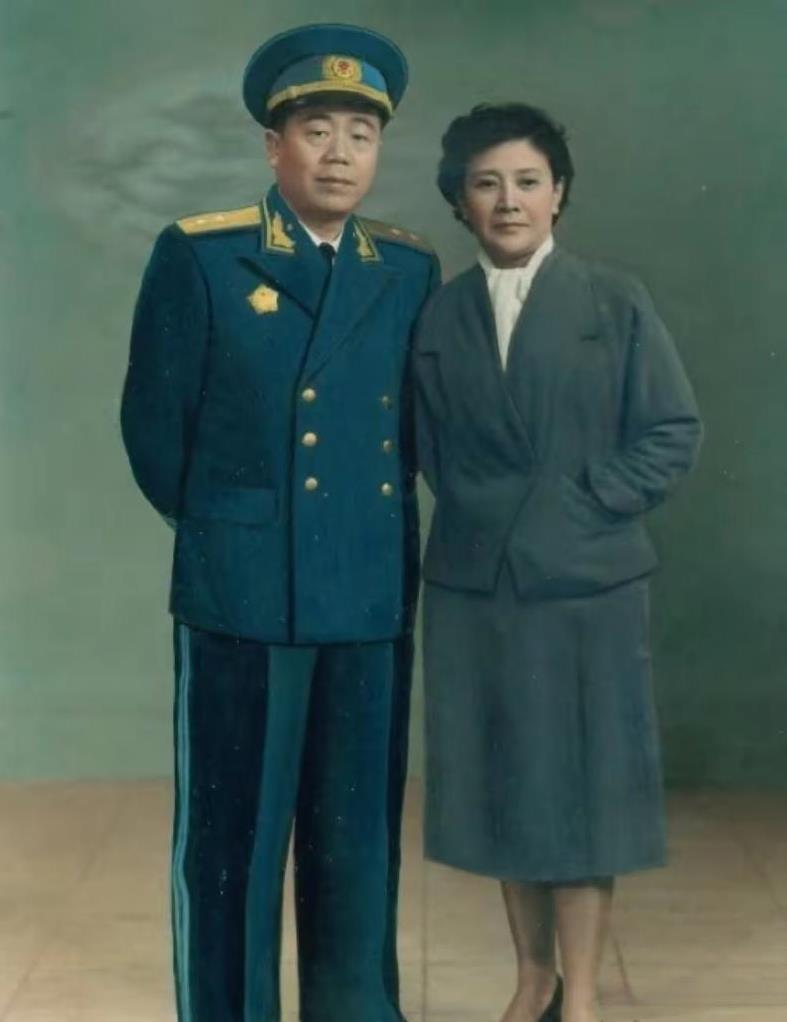1955年，开国中将聂凤智和夫人何鸣的珍贵合影照片，镜头中的聂凤智一身戎装，显得