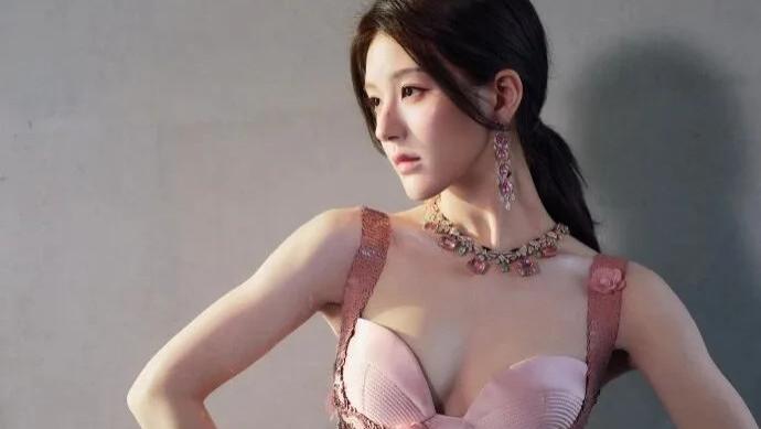 赵露思直播回应星光大赏造型争议：我就不是以美出众的演员，妆是我自己化的