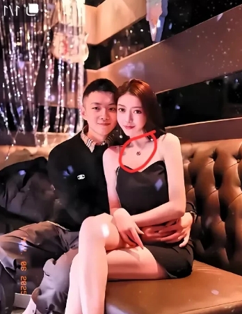 一觉醒来

又吃到瓜了

赵心童的前女友，身材特别好，一米二的大长腿，腿还特别细
