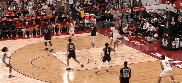 超给力！杨瀚森开局就送米西大帽！
在今天NBA夏季联赛开拓者对阵鹈鹕的第一节比赛