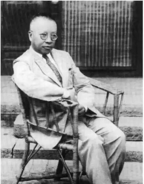 1935年北平东安市场，身着灰布长衫的钱玄同与西装革履的刘半农打了个赌局：前者宣