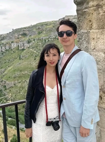 林徽因与梁思成的曾孙女梁周洋晒与男友合照，男友身份不同寻常，两人站在一起看起来极