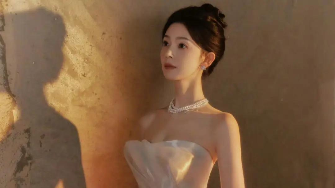 陈瑶红毯化身“人鱼公主”， “五彩斑斓的白”惊艳全网