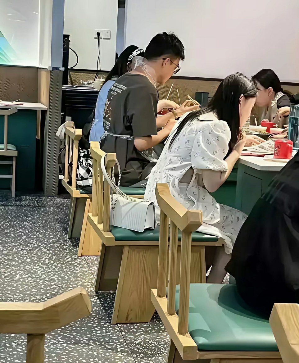 我想提醒她一下，又怕她尴尬，该如何是好？ ​​​