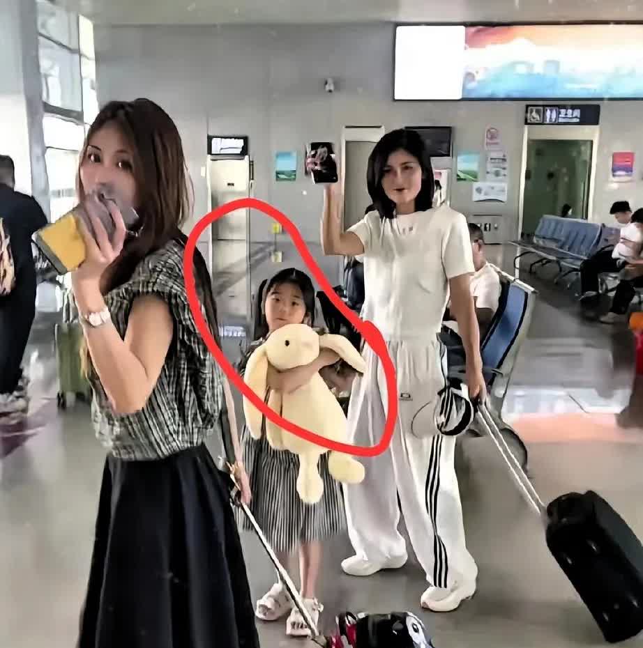 瑾汐三姐妹已经出发前往杭州
直击鸿星尔克总部，准备带货。

网友们看到后，