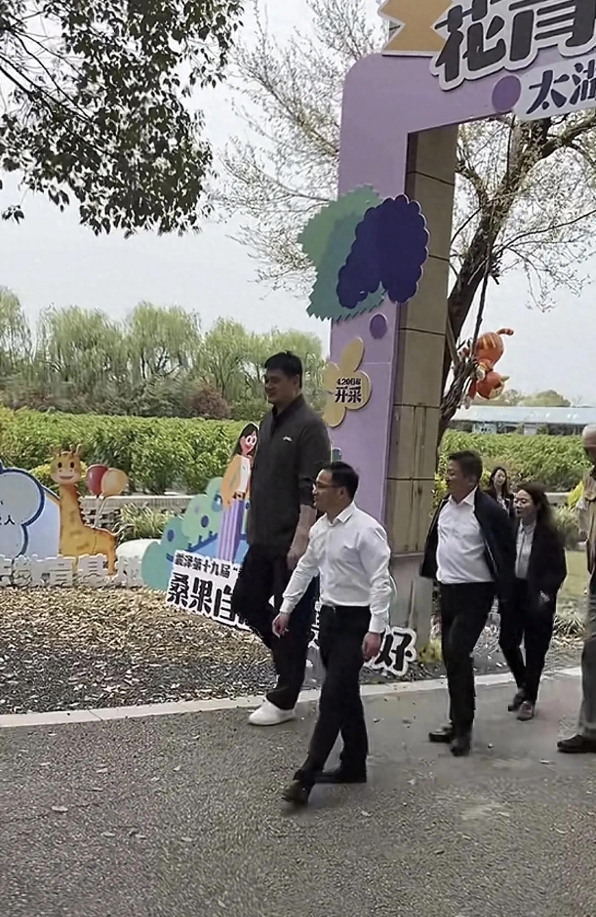 姚明携父母返苏州故里，受乡亲热烈欢迎，罕见展露笑容引关注
长久以来，外界普遍认为