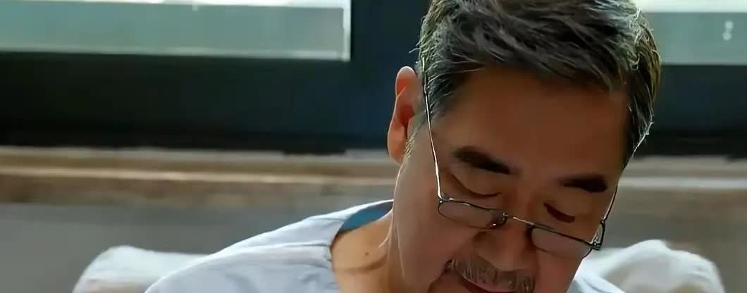 年龄大了，最后拼的是儿女。
你看现在人家濮存昕喝喝茶写写字儿，陈道明打打高尔夫