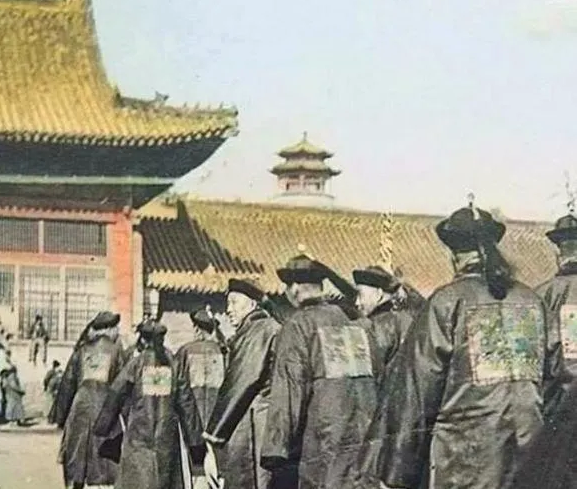 1900年代，一张罕见的清末大臣上朝照。官员们虽列队行进，却神态轻松、谈笑风生，
