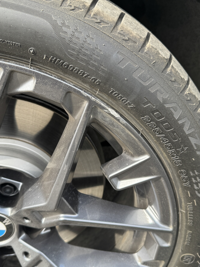 新车第一血送了
提车第41天，刮伤轮毂