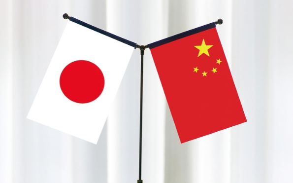 日本至今还摆着‘上国’的谱儿，中国哈日族也跟着起哄，这戏码咋就演不完呢？”202