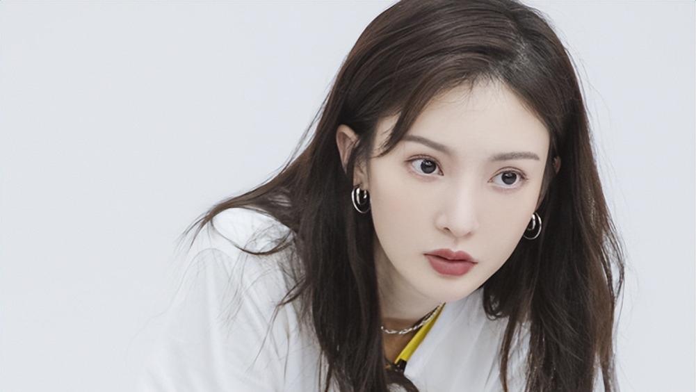 情史混乱、内娱海后？面相大变的金晨，终究走上了一条“不归路”