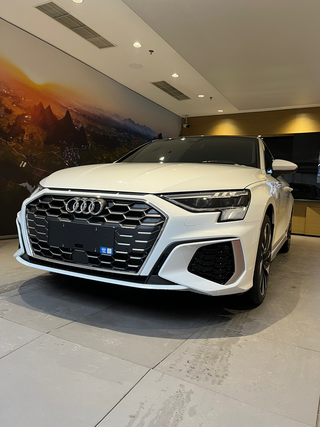 Audi A3的魅力之谜
A3终于上牌了，时尚运动三厢，分期落地15多，油耗目前