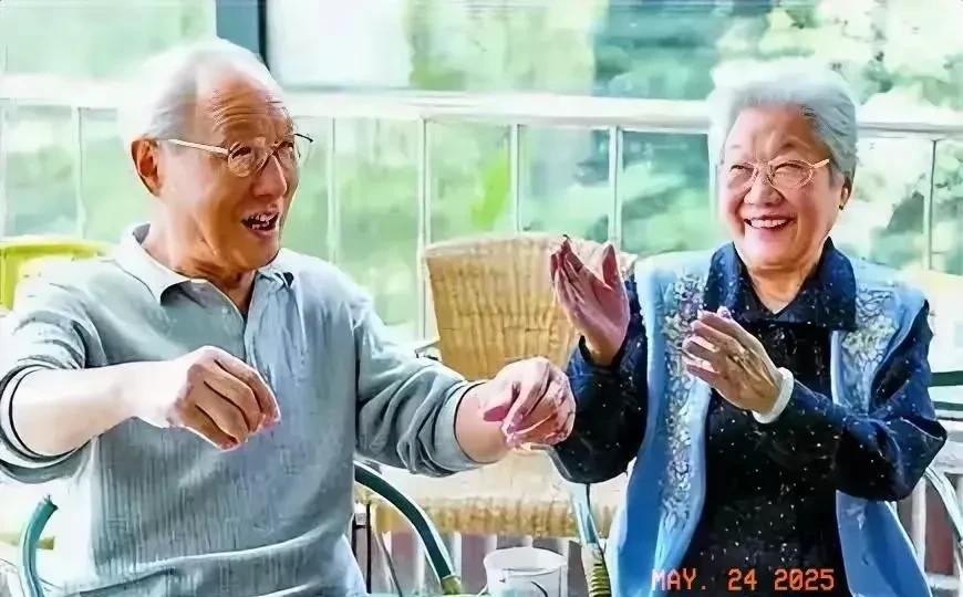 “李双双”和她的丈夫“喜旺”晚年相聚。
这两位男女主人公的扮演者，你是否记得？