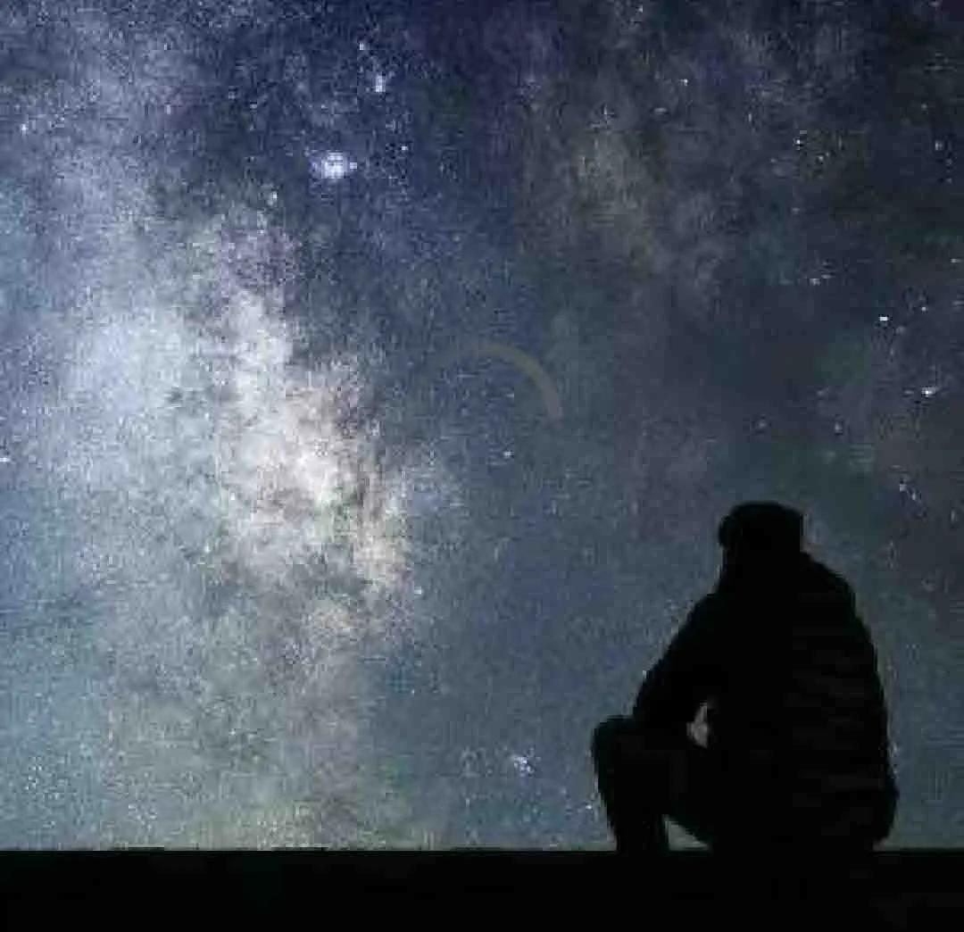 有的人在独处时感到孤独。
有的人在人群中感到孤独。
我是后一种。
今天是节日。又