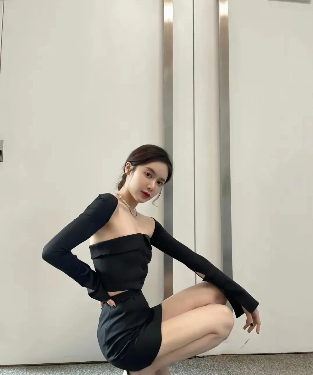 美娜好养眼啊！不愧是著名主持人，给人一种独特的气质。
火辣的身材，真的美的没得挑