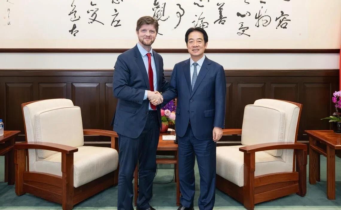 赖清德喊话特朗普“增兵台海”，解放军数十舰机冲过海峡，美军顾问紧急撤离金门。
先