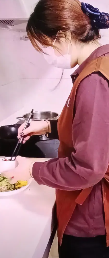 好马不吃回头草，雇主辞退了阿姨，结果后来找了很多都不行。天天给原来的阿姨打电话，