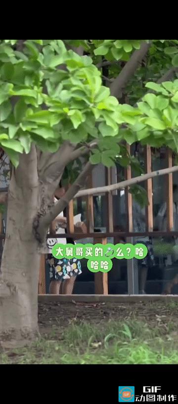 新鲜的梁靖崑来了！
今天的快乐是梁甜甜给的，看他拿到快递后迫不及待的拆开包装，手