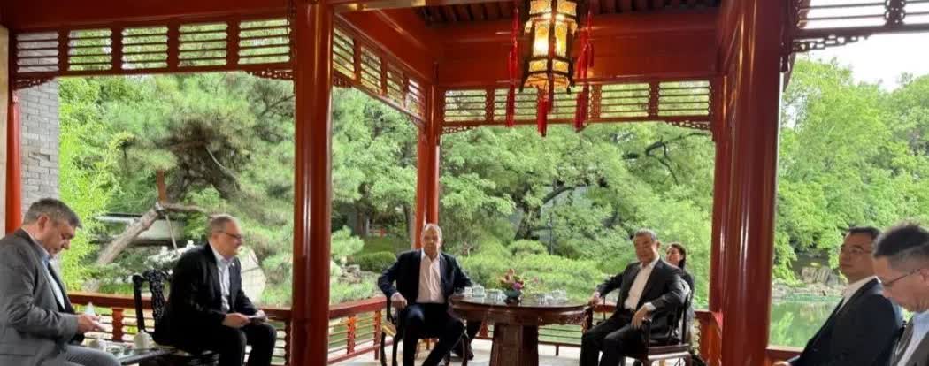 今日俄罗斯消息，7月13日王毅外长与俄罗斯外长拉夫罗夫在钓鱼台国宾馆凉亭品茶叙话