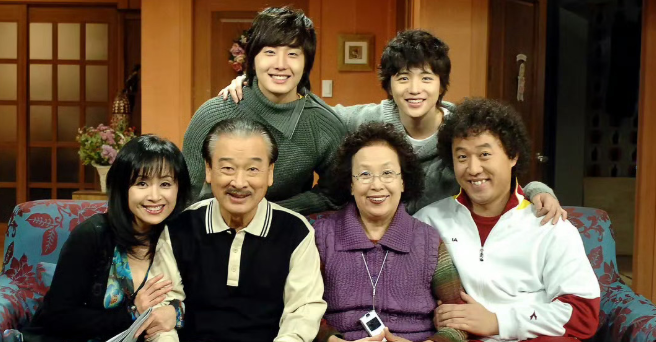 韩国“国民爷爷”李顺载去世，代表作《搞笑一家人》
据青岛新闻网，11月25日，韩