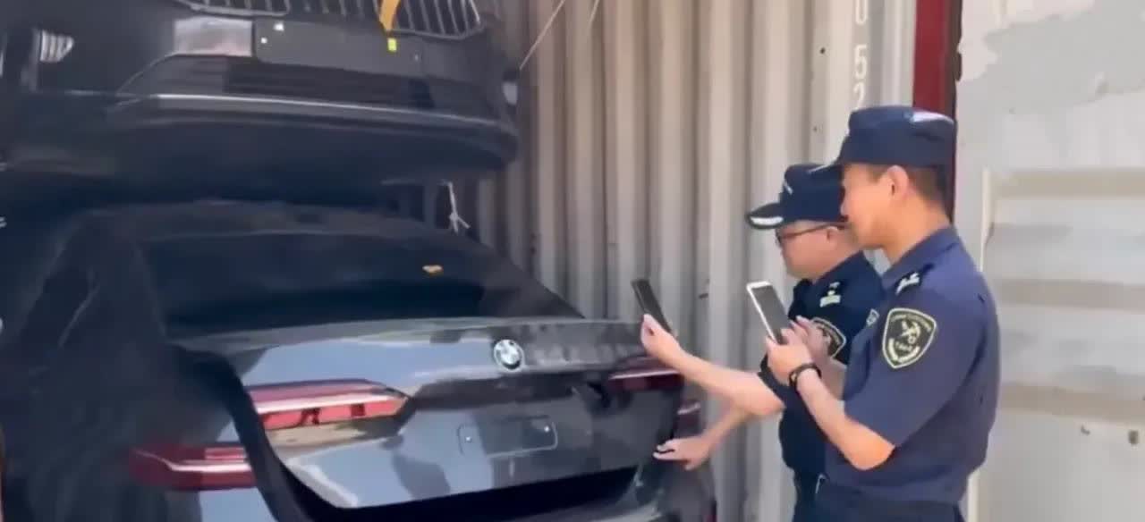 山东青岛海关发现五个集装箱不对劲，在港口扔了好久不动弹，机检图像也奇怪，开箱一瞅