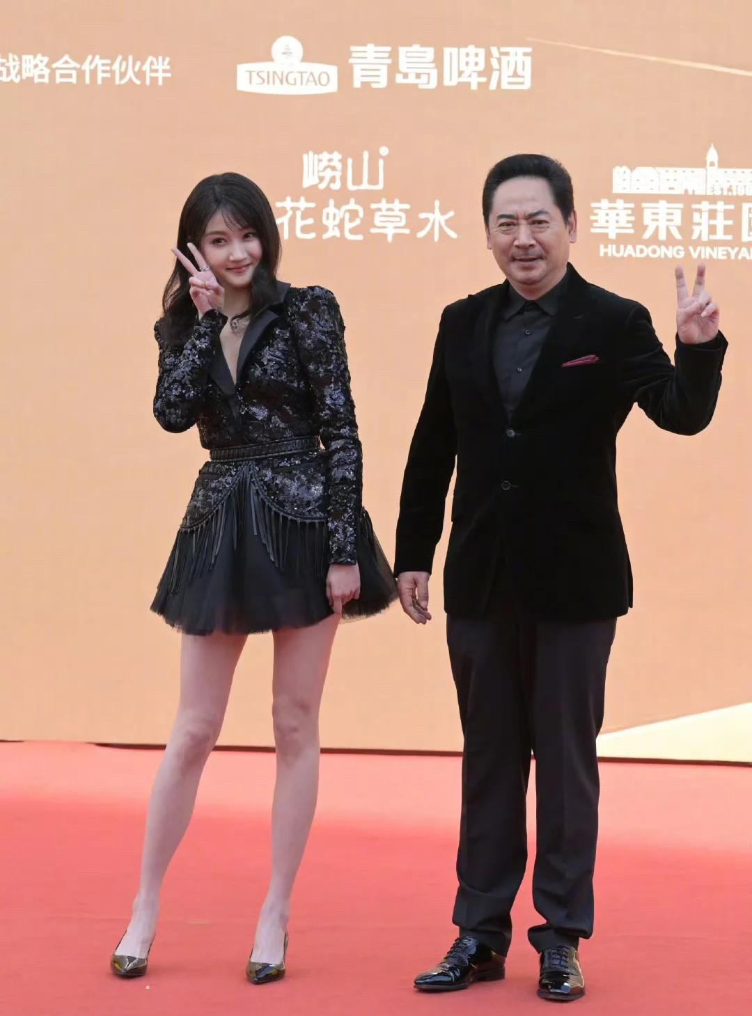 别心疼关晓彤了，
我们都被骗了，
你以为是她造型师俗气，其实都错了，因为关晓彤自