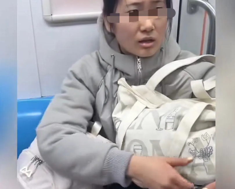 南京这名地铁工作人员的不作为，让所有的南京人感到羞愧！

近日，南京地铁，一名大