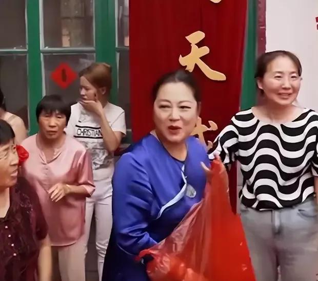 山西出生的王茜华，带着父亲画笔下那股质朴气息闯进上戏，却因“太土”屡被换角。她把